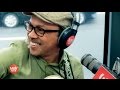 Noel Cabangon performs "Araw Gabi" LIVE on Wish 107.5 Bus