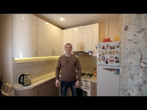 Маленькая уютная кухня из акрила Жасмин и Капучино. Короткий обзор кухни в хрущевку с холодильником.
