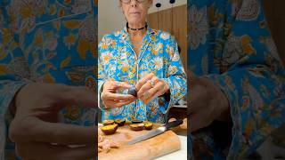 Идеальный теплый салат со сливой, свеклой и брынзой