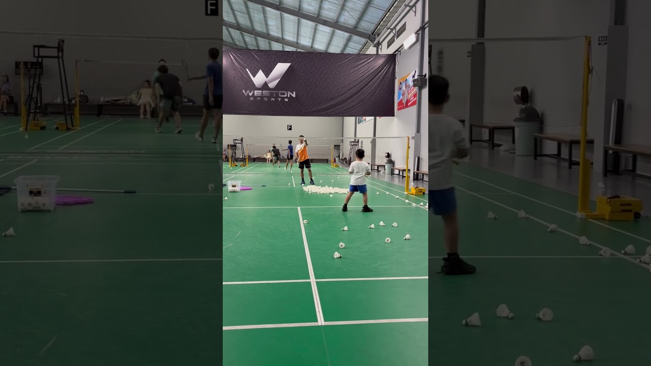 Aldrich semangat belajar main badminton supaya badan  sehat, aktivitas di luar rumah 