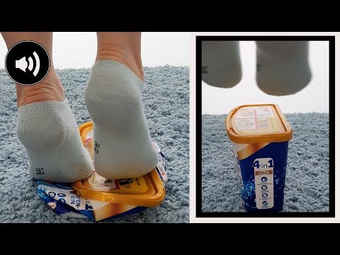 88 - crushing Plastik Box mit meinen Sockenfüßen :)