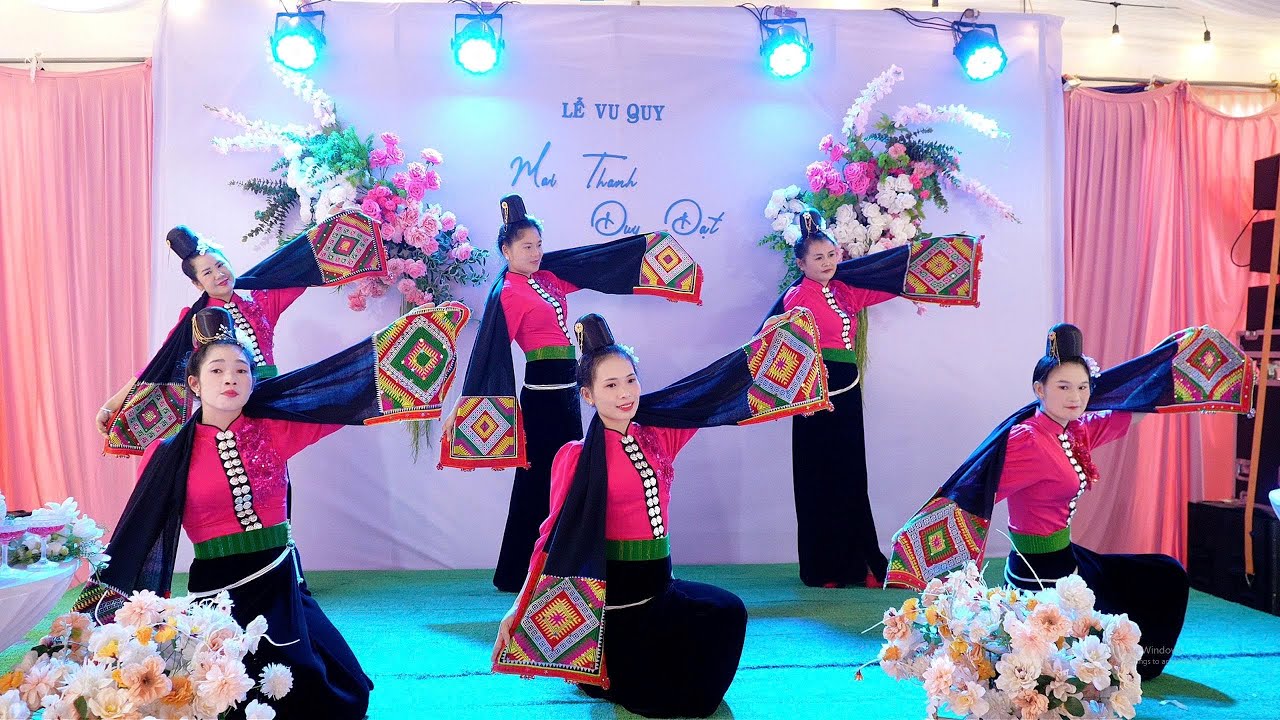 ĐIỆU MÚA THÁI TÂY BẮC SÔI ĐỘNG CỦA CHỊ EM ĐỘI MÚA GIA ĐÌNH MÚA MỪNG TIỆC CƯỚI MAI THANH & DUY ĐẠT 