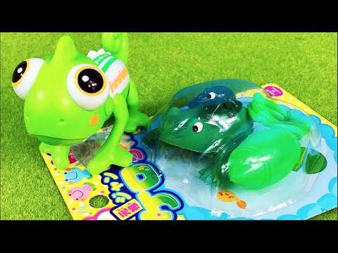 おもちゃの動画 カメレオンの舌がとびだすオモチャとカエルの親子がビョンビョン飛び跳ねるおもちゃ Youtube