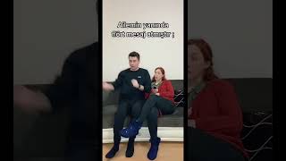 Ai̇lesi̇ni̇n Yaninda Sevgi̇li̇si̇yle Mesajlaşanlar