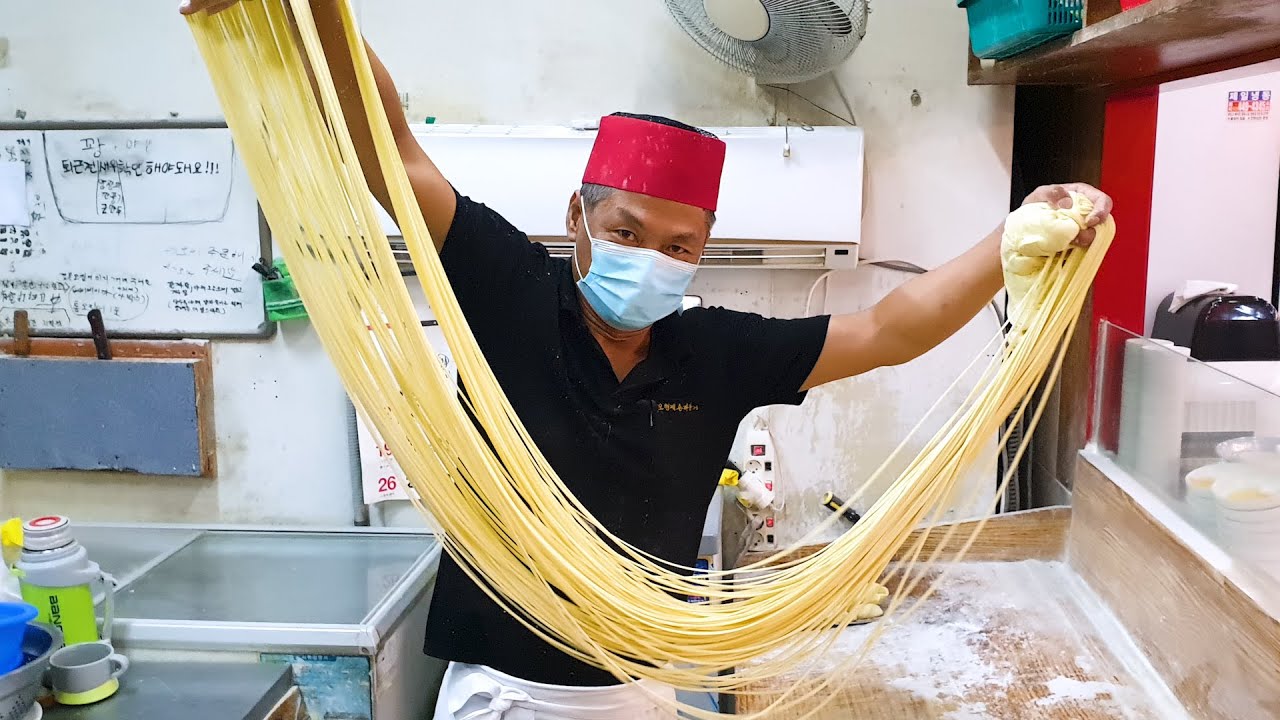 Лапша с соусом из черной фасоли, jajangmyeon, острая лапша из морепродуктов, корейская уличная еда