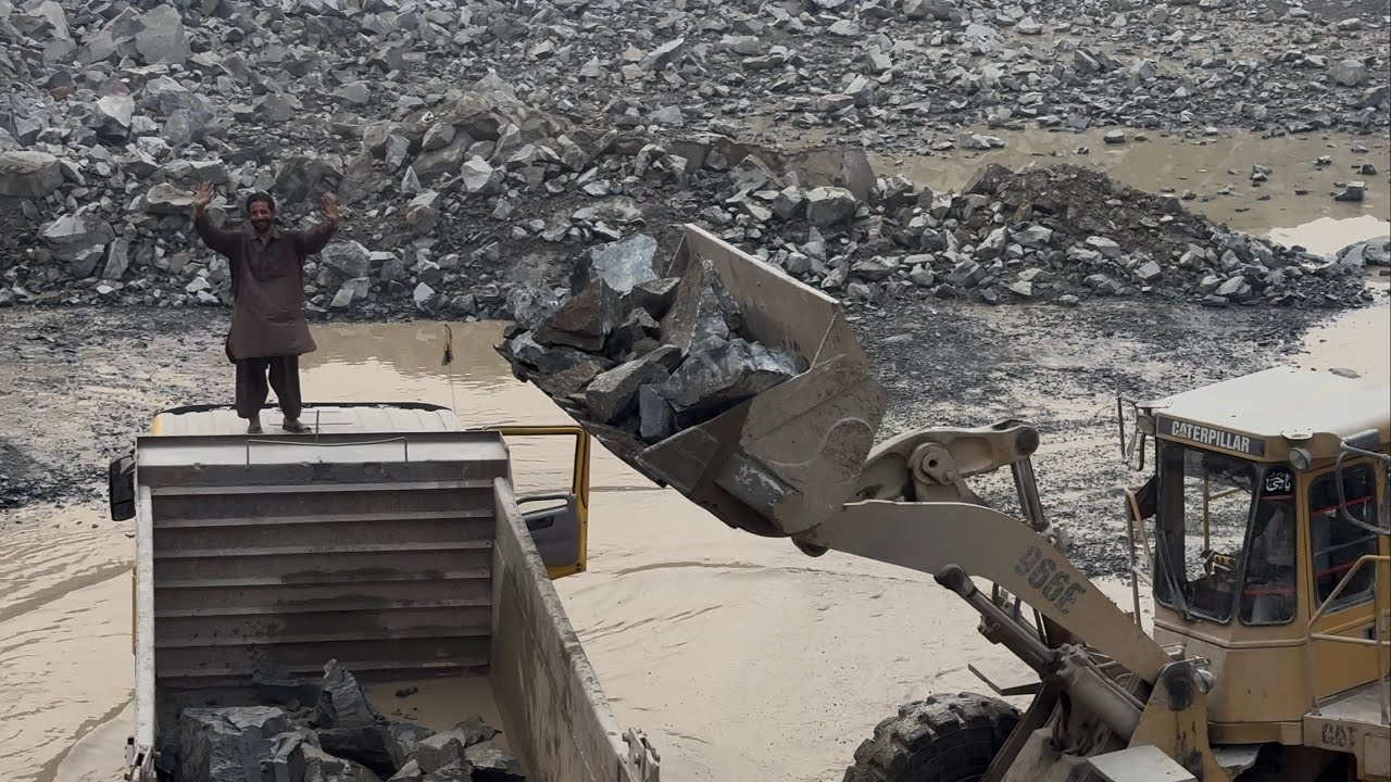 Dangerous Work | Unbelievable Loader Skills! Moving Giant Stones with Perfect Control😲