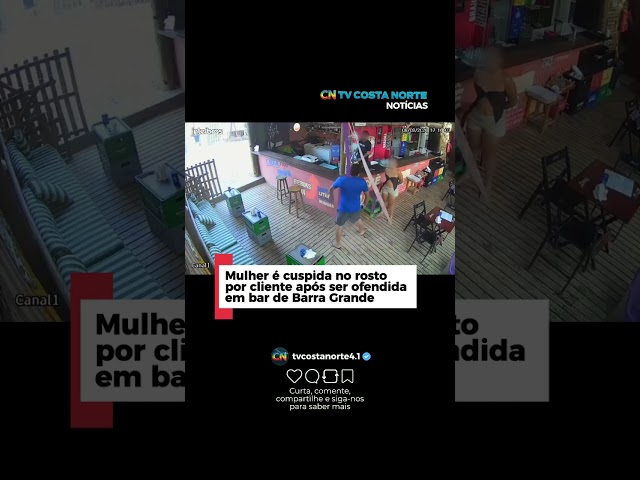 Imagens que circulam nas redes sociais mostram o momento de uma discussão entre uma garçonete e um c