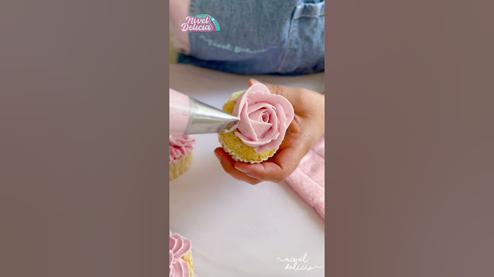 cómo hacer una ROSA en un CUPCAKE 🌹 HAZ pétalos de flor con BUTTERCREAM en PASTELITOS 🌷 #shorts