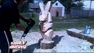 ⁣Скульптура зайца из дерева электроинструментом