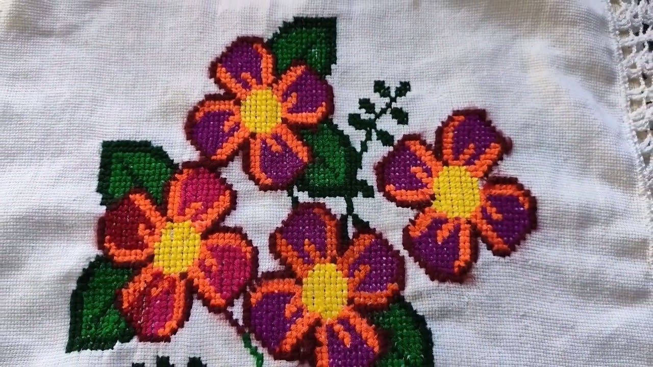 Flores muy bonitas en punto de cruz 🌸💮❌ tejido con el corazón ❤️