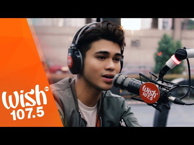 Inigo Pascual sings Ako'y Sa'yo, Ika'y Akin Lamang (Iaxe) LIVE on Wish 107.5 Bus class=