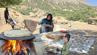 Nomads baking bread in a mountain cave| Survival in the wild and collecting rocks in the cave