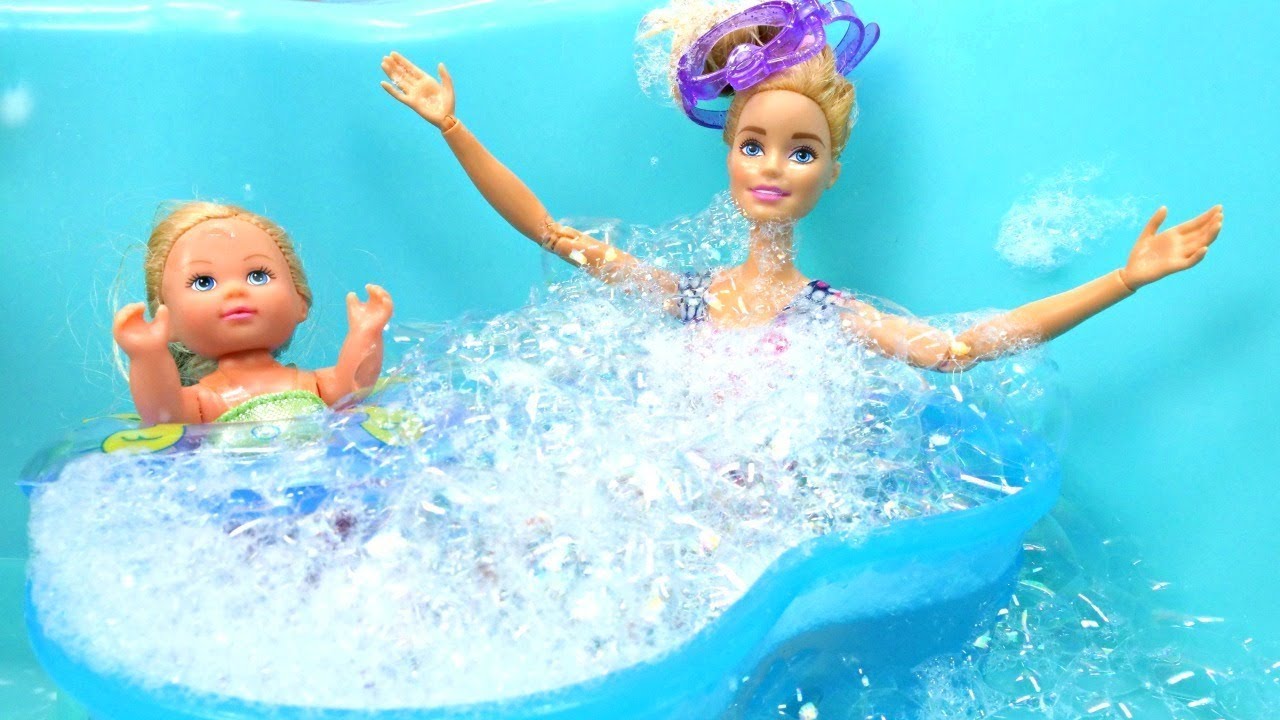 Barbie Baby and Barbie at the Swimming Pool, Jacuzzi and Waterslide 