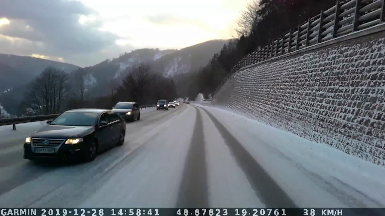 Снег кружиться, летает, летает