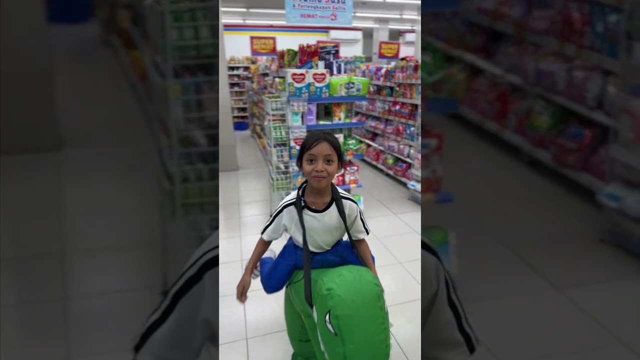 САМЫЙ СТРАННЫЙ КОСТЮМНЫЙ ПРОВАЛ НЕДЕЛИ‼️🔥ЛЕЙКА СДЕЛАЛА ПОКУПКУ В INDOMARET😭В ОДЕЖДЕ ДИНОЗАВРА😱 🦖#...