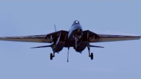 How to land the F-14 Tomcat in 45 seconds (Carrier Landing HD for iPhone)