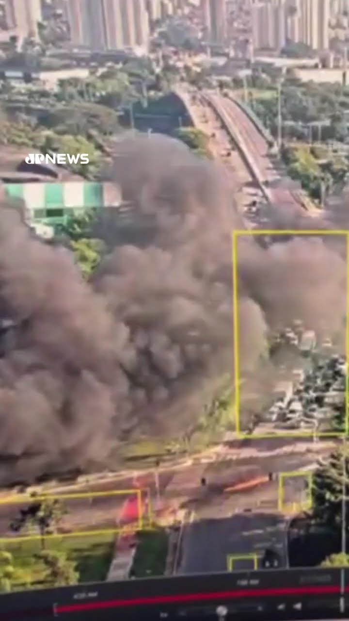 Veja momento exato da queda de avião em avenida de SP; 2 pessoas morreram #shorts