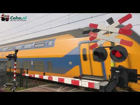 Spoorwegovergang Deurne ??4K?? // Dutch railroad crossing