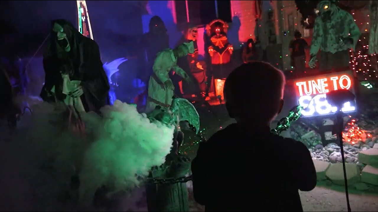 Awesome Yard Haunt w/ Tons of Halloween Animatronics!