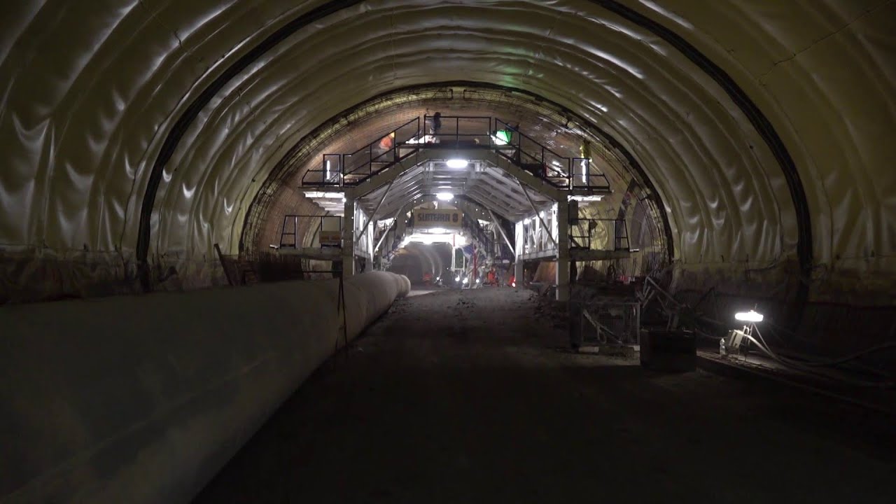 Každý den o metr dál: Na Pankráci pokračuje ražba tunelů metra D