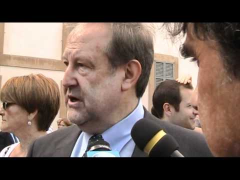 Sono stati inaugurati con due ore di ritardo i quattro ministeri voluti dalla Lega Nord alla Villa Reale di Monza. Presente Roberto Calderoli, Umberto Bossi, Michela Vittoria Brambilla, Giulio Tremonti e il sindaco di Monza. All'esterno alcuni contestatori. www.davidecasati.com