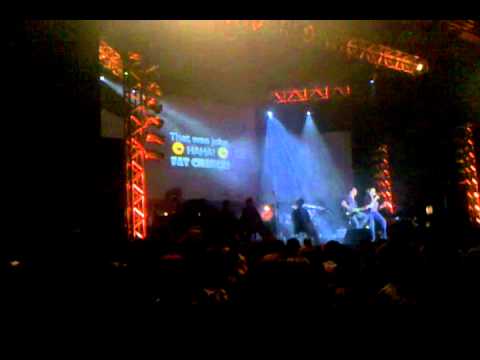 Laurie Robinson canta e Tommy Tallarico toca Still Alive, do game Portal part.2 VGL 2010.mp4