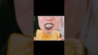 tostada con Nutella negro y blanco