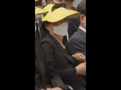 김정숙, 노무현 추도식서 <strong>강산에</strong> 노래에 어깨춤 덩실덩실
