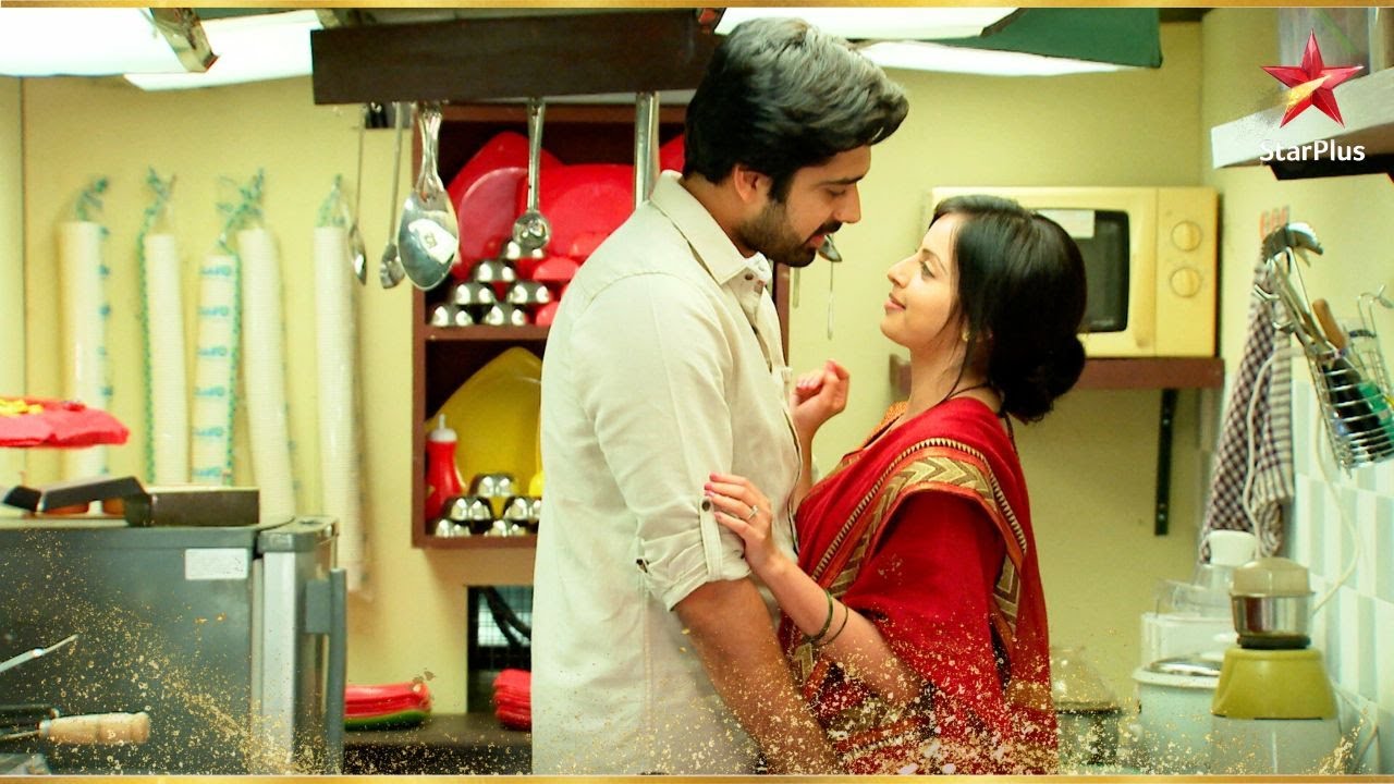 Astha ने दिया Shlok को उपहार! | Iss Pyar Ko Kya Naam Doon Ek Baar Phir