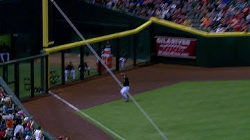 PIT@ARI: Tomas catches a deep fly ball in left field