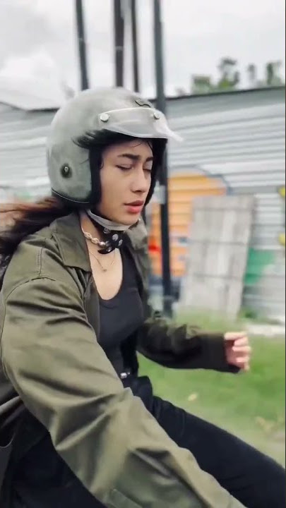 kece banget cewek ini breee!!Vespa dong!😍