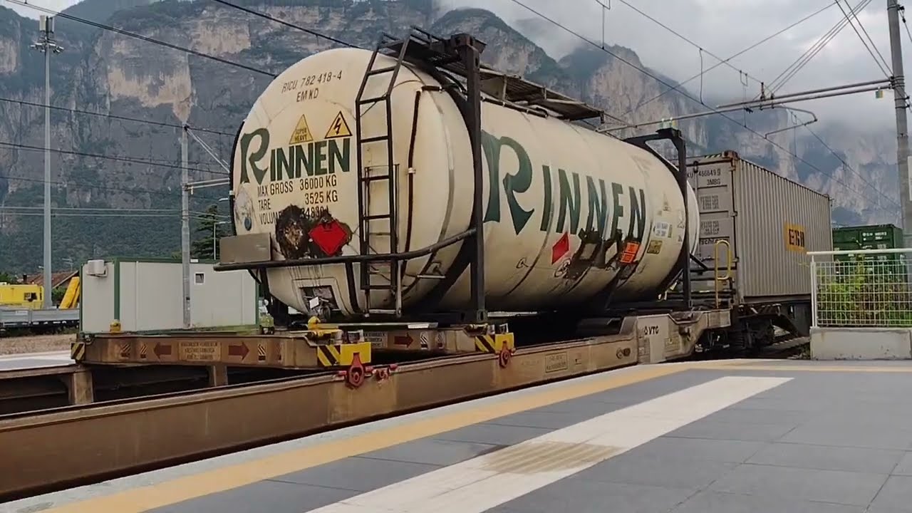 Treno merci TEC Vectron MIR Black (706) + DB si ferma per dare precedenza al Frecciarossa 1000