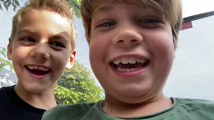 Het kussen gevecht tussen Julian en Joep