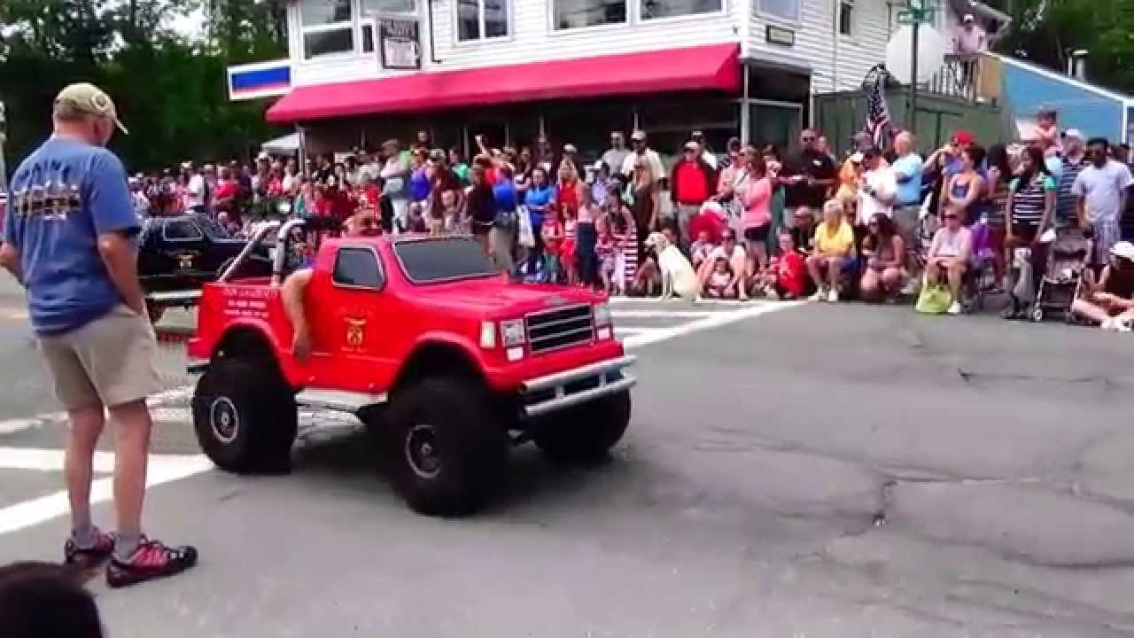 Shriners Mini Jeeps & Flagged Up Vintage Cars