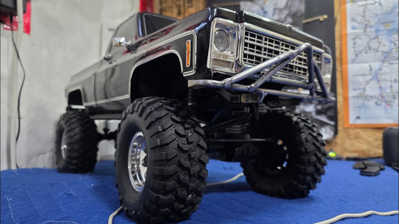 Trx4 Chevy k10 hightrail out for some wunter fun.