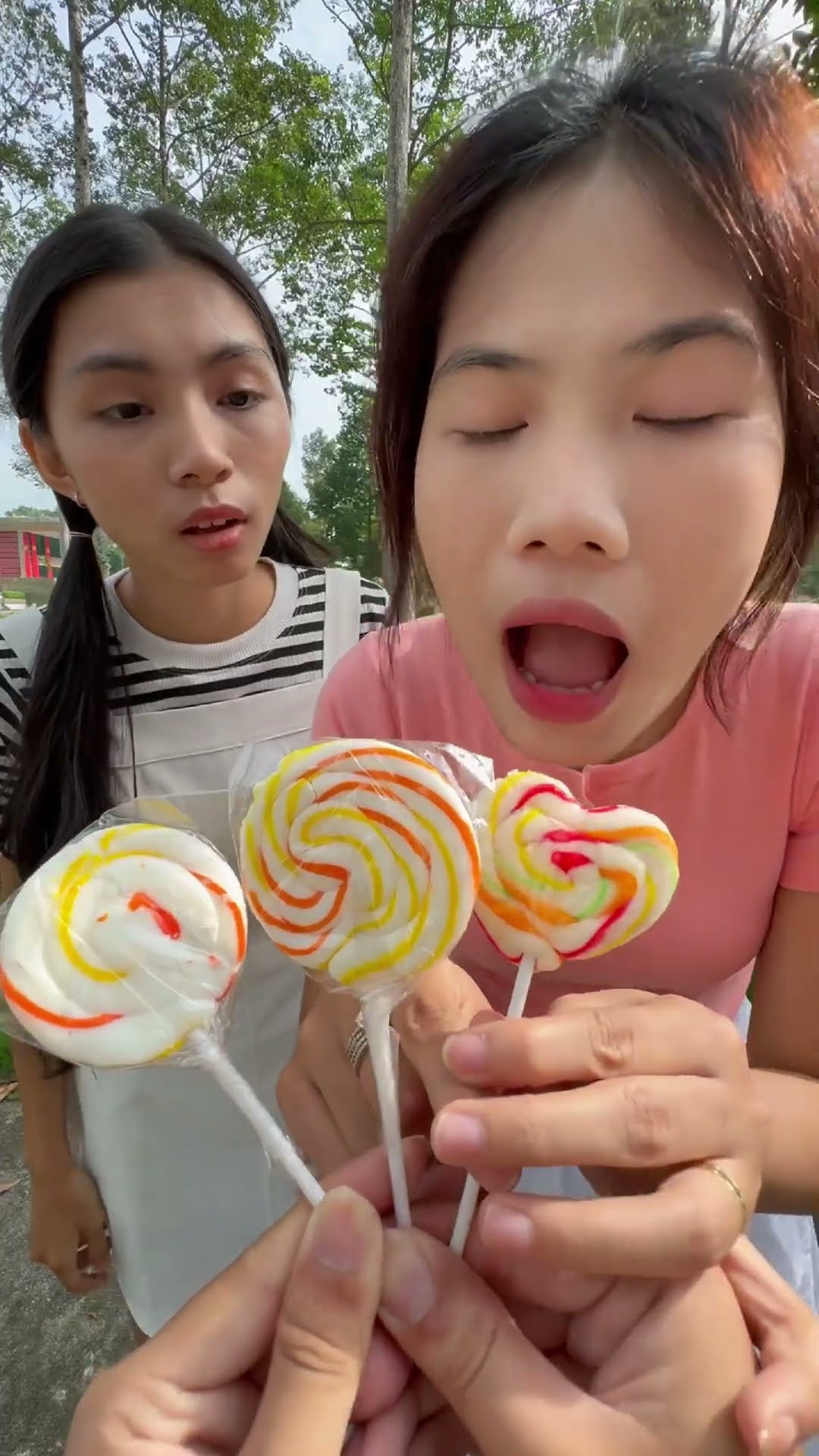 LNS - Người bạn thông minh và 3 cây kẹo mút || Smart friend and 3 lollipops #shorts