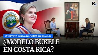 Presidente de Costa Rica, Laura Fernández, revela estrategia contra el crimen organizado | Exclusiva
En esta entrevista exclusiva con Virginia Argueta, periodista de República, la presidente Laura Fernández habla sin filtros sobre su ofensiva contra el narcotráfico y el crimen organizado, la construcción de una cárcel de máxima seguridad inspirada en el modelo de Nayib Bukele, y las 12 reformas legales que impulsa para modernizar la justicia costarricense.
Fernández detalla su estrategia de mano dura: el programa cero ocio para privados de libertad, el retiro de tomacorrientes en las cárceles para frenar operaciones criminales desde prisión, y la tolerancia cero contra la corrupción policial. También reflexiona sobre lo que significa ser mujer y llegar a la presidencia en América Latina, y el camino que la formó como líder mucho antes de ocupar el cargo.
Una conversación sobre poder, liderazgo y los límites entre autoridad y democracia.
#LauraFernández #CostaRica #CrimenOrganizado #Entrevista #Bukele #SeguridadNacional #Política Presidente de Costa Rica, Laura Fernández, revela estrategia contra el crimen organizado | Exclusiva