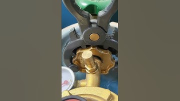 This is much safer than twisting by hand! #tricks #tips #tutorials #craft #bushcraft #handmade #diy