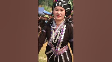 Cô gái dân tộc lự múa rất đẹp tại lễ hội sú khon khoài xã bản hon