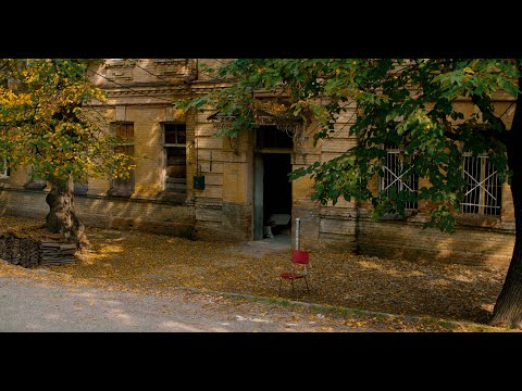 ნგრევის პირას მისული შენობები ლეგიონის დასახლებაში