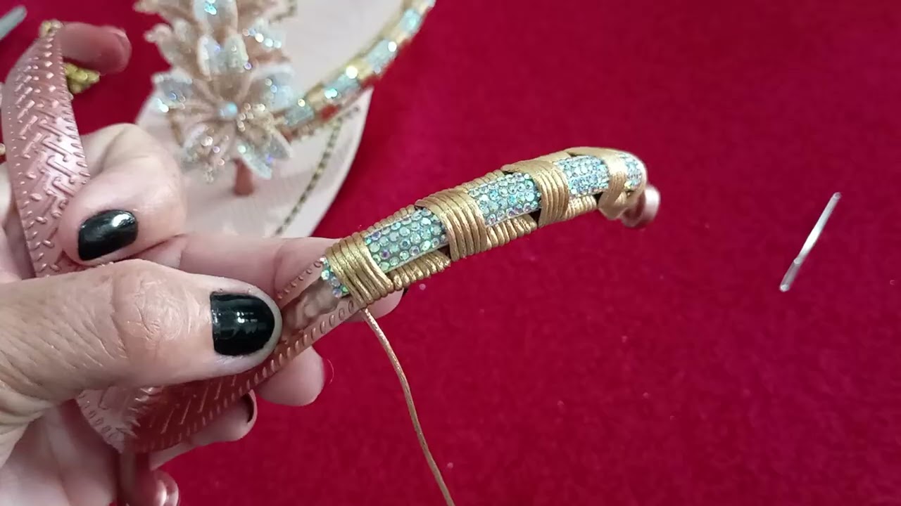 Chinelo customizado com flor de feltro meia cana e frisado de 🦋