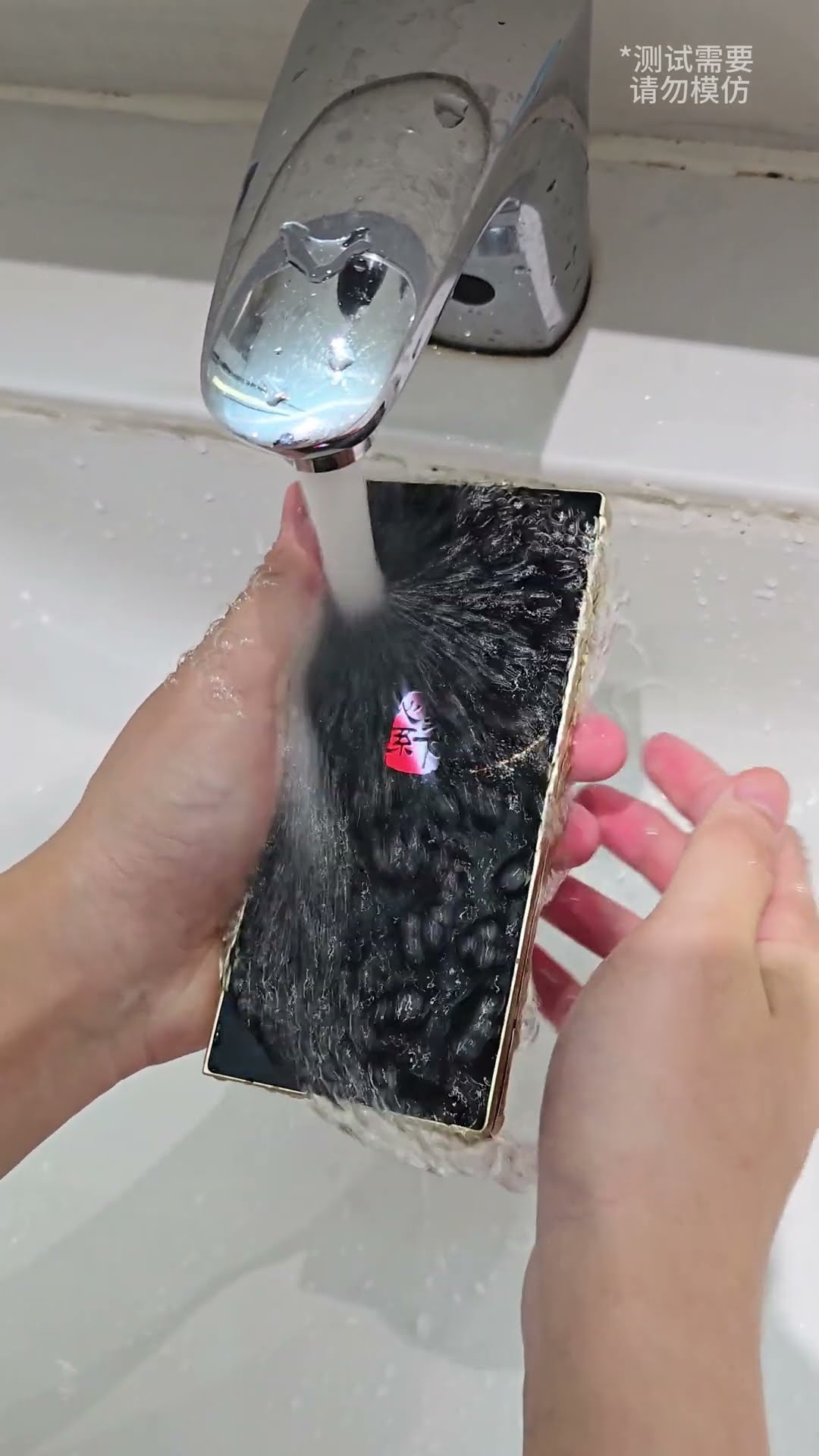 Waterproof test Samsung's large foldable W25 mobile phone
