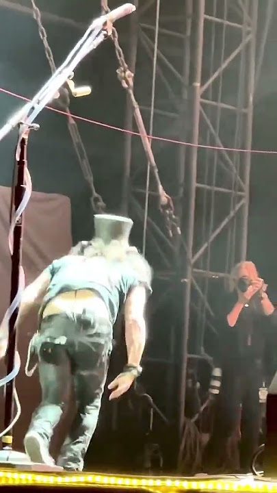 Slash's funny moments on stage #shorts #slash #gnr