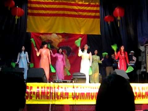 BC VSA Fan Dance - Tet in Boston 2010 - Minh Tuyet...