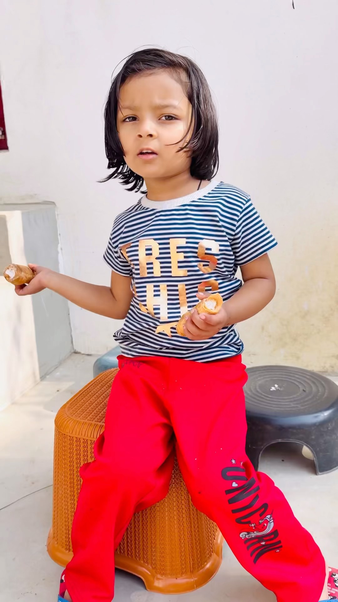 Tooktook kisi ke samne akele nhi kha sakti