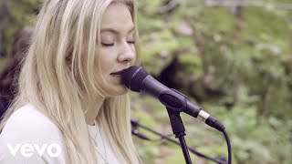 Video thumbnail of "Astrid S - Does She Know (Acoustic)"