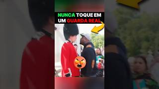 Ele tentou tocar em um guarda Real e…