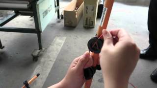 スイデン SEF-060 家庭用電柵の碍子へ電気線を巻き付ける様子