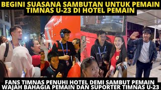 SUASANA SAMBUTAN UNTUK PEMAIN TIMNAS U-23 DI HOTEL. FANS TIMNAS PENUHI HOTEL, PEMAIN FULL SENYUM