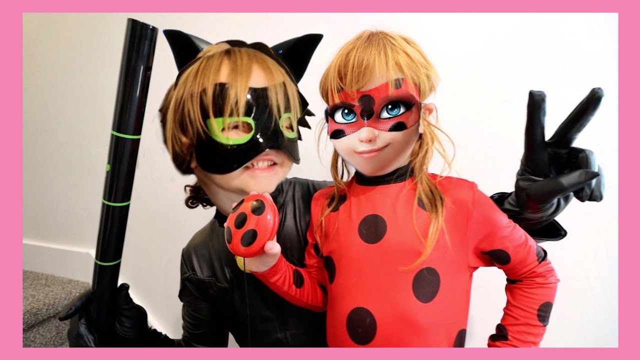 NIKO CAT NOIR e ADLEY LADY BUG vs MOM WiFi Family fingem jogar com o desenho favorito de Adley